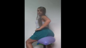 Loirinha top ensinando como sentar no pau