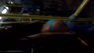 Mulher tira a roupa dentro do ônibus para o motorista e trocador