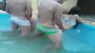 Suruba com 2 magrinhas na piscina de casa