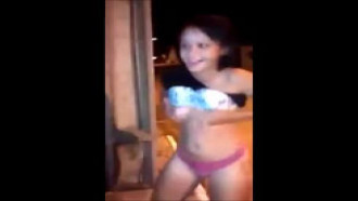 Magrinha do fluxo pelada na rua enfiando a buceta na garrafa de whisky