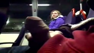 Mostrando pau pra loirinha no onibus