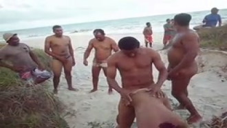 Coroa puta dando pra desconhecidos.