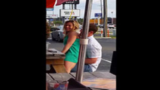 Casal fazendo sexo na lanchonete em publico