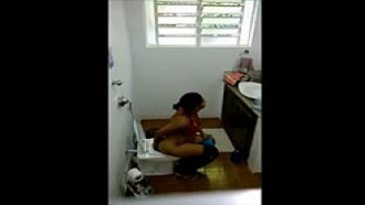 Filmou escondido empregada trocando de roupa