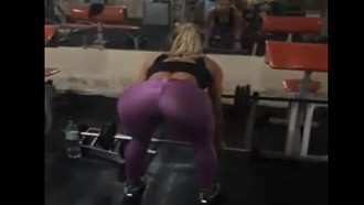 Bunda da loira da academia olhando pra mim