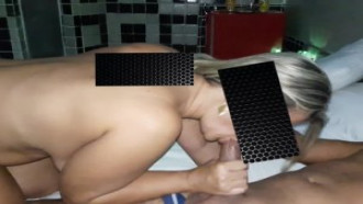 Corno no motel filmando boquete da esposa loira
