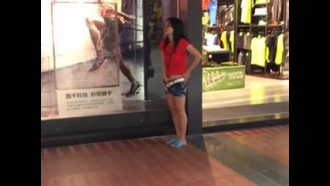 Siririca no shopping em público