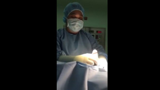 Enfermeira batendo punheta no paciente
