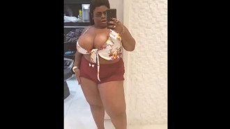 Jojo Todynho de shortinho curto e blusa decotada