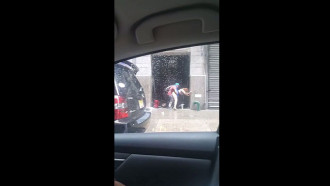 Casal foi flagrado transando no meio da rua