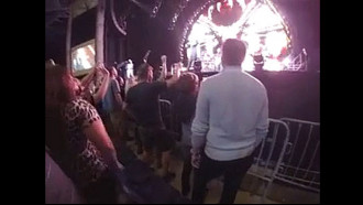 Loira chupou o namorado no meio do show