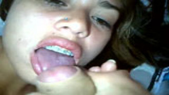Delicia de namorada novinha muito linda chupando a rola dura